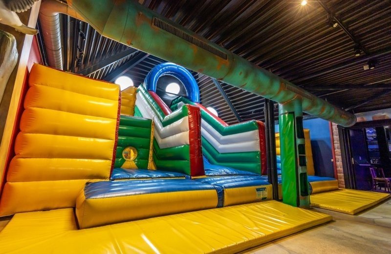 Affenkäfig und Luftkissen