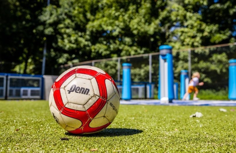Fußball- und Basketballplatz